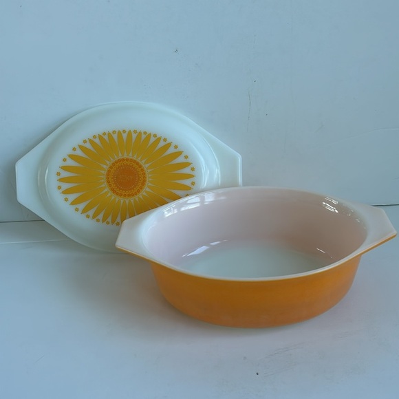 Vintage Pyrex promotional oval daisy design orange casserole w opal lid 1.5 qt - Picture 1 of 14